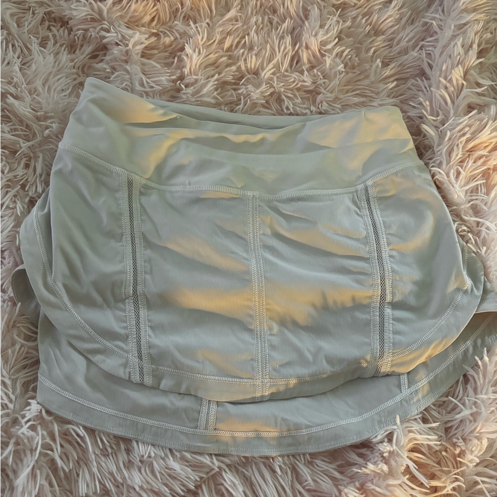 lululemon skirt size 2 no stains has shorts underneath